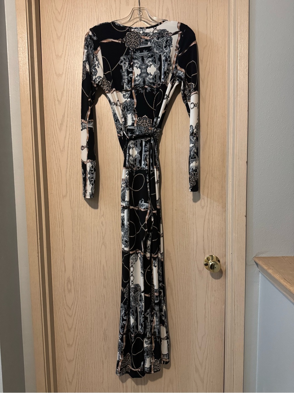 GUESS Long Sleeve Chain & Baroque Print V Neck Tie Waist Jumpsuit size Medium - Picture 3 of 5